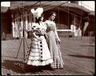 Dos actrices en traje ensayando en el techo de lo que probablemente es el Teatro de Nueva York, Nueva York, 1900